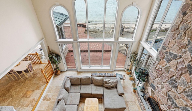 Beachfront Villa across Whisky Run Golf, 30 mins to Niagara Falls