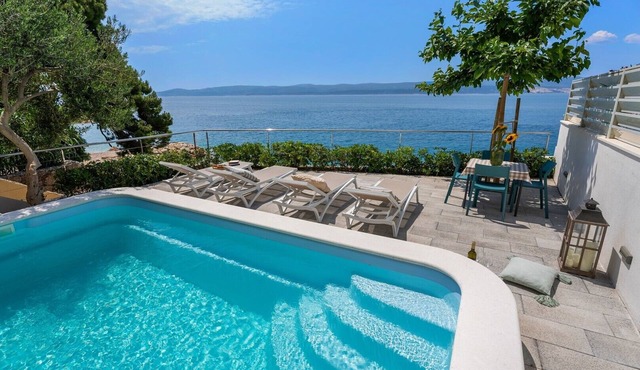 Beachfront Villa Del Mar with a private pool