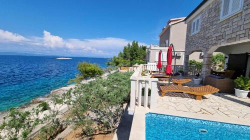 Beachfront Villa Dream with pool