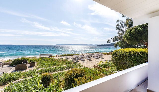 Beachfront villa East with private beach, exceptional 1st line