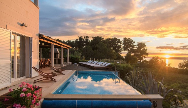 Beachfront Villa Gumonca wt heated pool, jacuzzi, seaview terraces & eco gardens