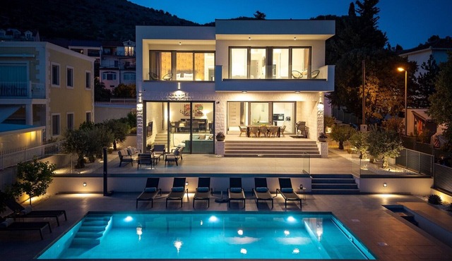 Beachfront Villa Luminara with 4 bedrooms, private pool, sauna