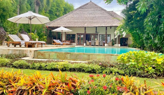 Beachfront Villa Nirwana - Private Pool, Jacuzzi, Sunset Views & Friendly Staff!