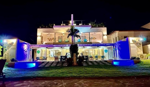 Beachfront Villa perfect for a family getaway! Pet-friendly + services.