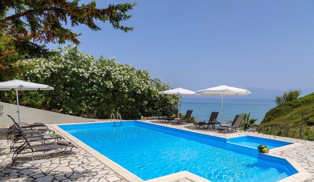 Beachfront villa, private pool & breathtaking view