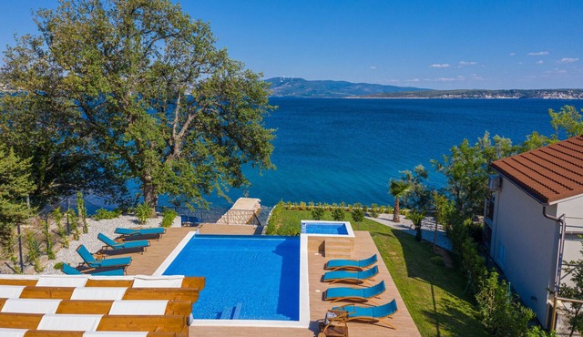 Beachfront villa Promenada