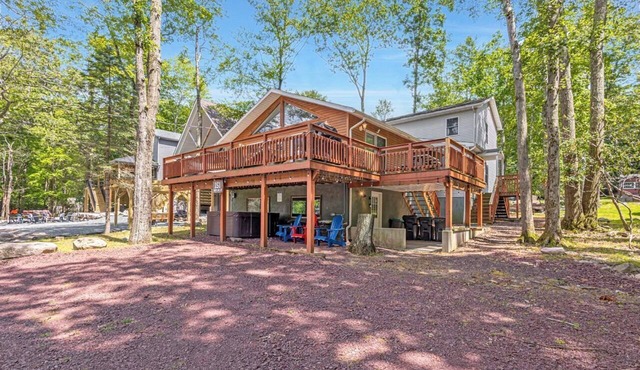 Beachfront Villa with Stunning Lake Views, Huge Deck, Hot Tub, Game Room