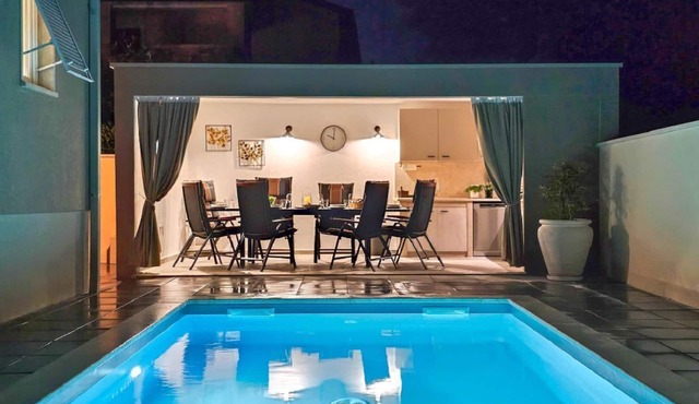 Beachfront villa with private pool, ingenious outdoor kitchen, washing machine and dog-friendly