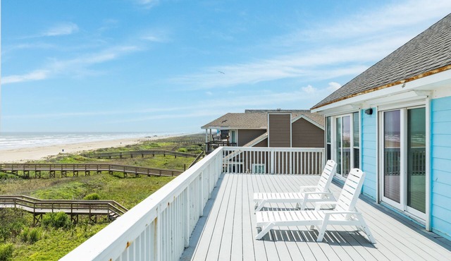Beachfront w/Gulf Views from Every Bedroom, Large Kitchen/Dining, Fenced Yard