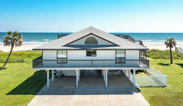 Beachfront w/Rooftop Deck, Dune Walkover & Nearby to Jamaica Beach Amenities