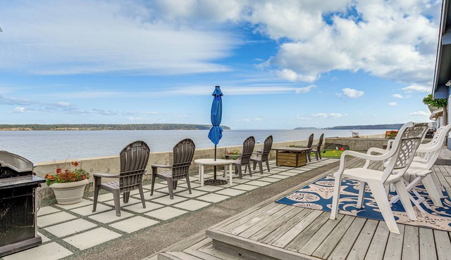 Beachfront Whidbey Island Home + Apartment!