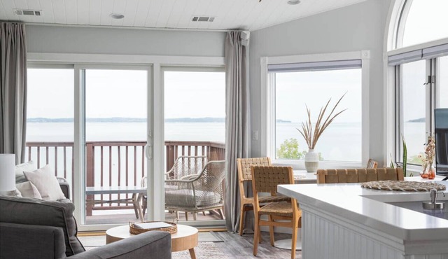 ★BEACHFRONT★Pool+Hot Tub★11 min to downtown