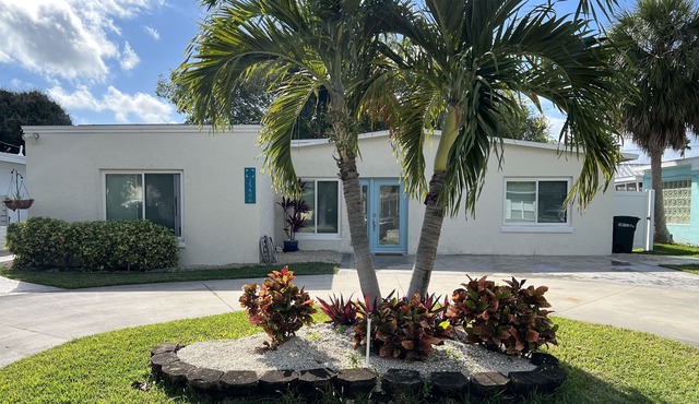 BeachHouse Bungalow 🏝Spacious 1 level, Quiet & Cozy🏖walk to the Beach!