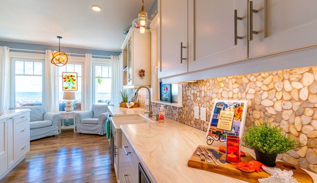 BeachHouse,Ocean Waves, WhiteSandy Beach,Hot Tub, FirePit and Relaxation Awaits!