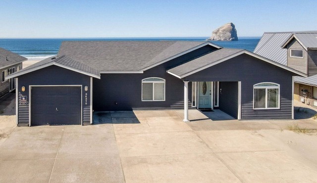 Beachlandia! 4 beds. Hot tub. Oceanfront!