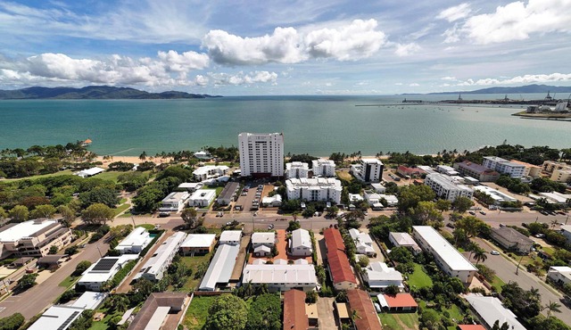 Beachlovers Delight - Walk to The Strand