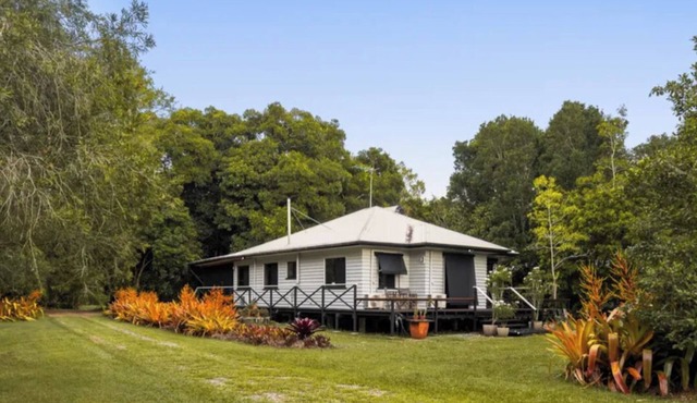 Beachmere Escape - Unique and Tranquil. Just what you need. Book now!