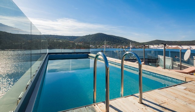 Beachront Luxury Villa w/rooftop pool, gym + spa Only 20 Min. From Split Airport