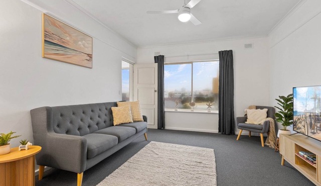 Beachside 2-Bed Apartment with Balcony Views