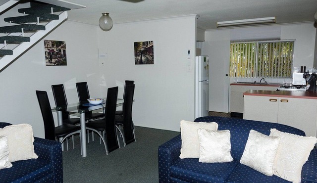 Beachside 2 bedroom apartment with pool