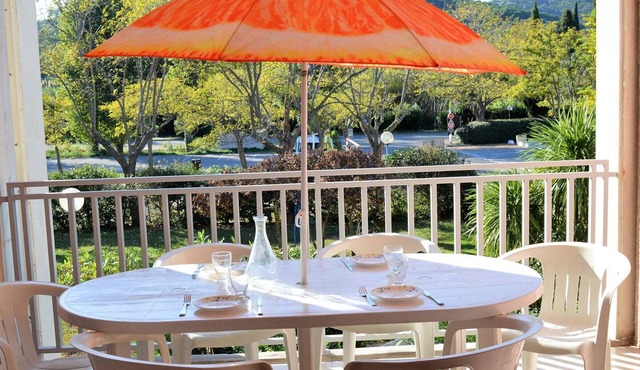 Beachside 2-Room Apartment with Terrace and Parking, Sleeps 6 - Le Lavandou