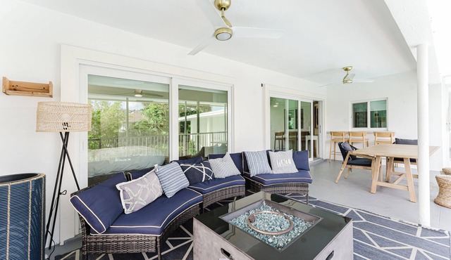 Beachside 2BR/2BA - Pool, Balcony, Parking - Steps to the beach