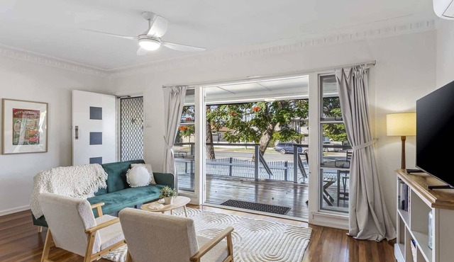 Beachside 3-Bed family Home with Parking & Veranda