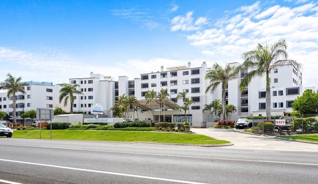 Beachside 3-Bed with BBQ, Pool, Gym