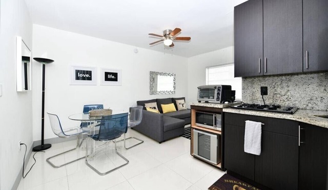 Beachside 3rdOcean Dr 2Bed -1Bath- Pool- 2 Beach Chairs & 1 Umbrella