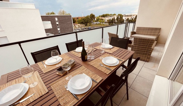 Beachside 6-Person Apartment with WiFi, Parking, and Mountain Views