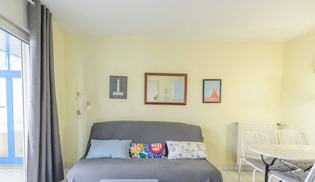 Beachside Apartment with Terrace, Pool, Tennis, and WiFi - 4 Guests