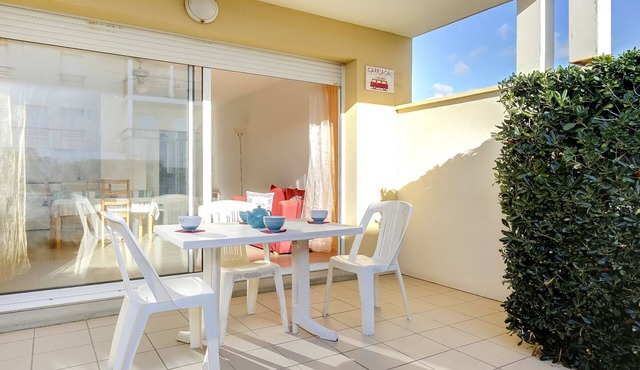 Beachside Apartment in Biscarrosse: Cozy 1-Bedroom, Terrace, and Private Parking