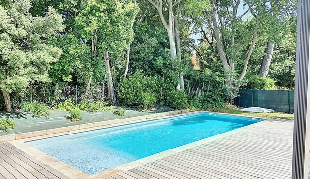 Beachside Apartment with Terrace, Pool, and AC