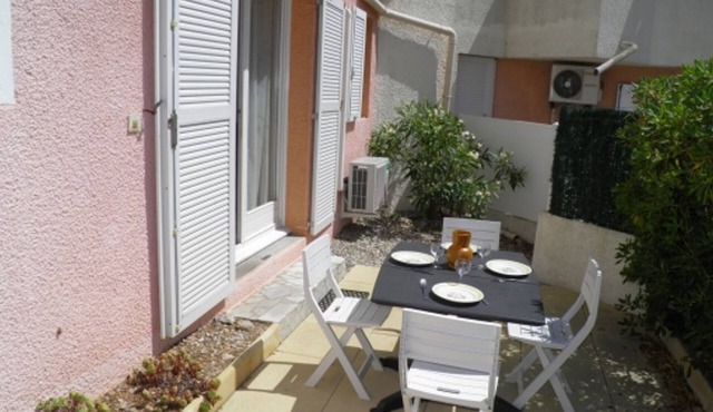 Beachside Apartment for 6 with AC, Parking & Terrace – 500m from Shore