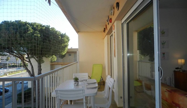 Beachside Apartment with Pool, Tennis & Petanque - Sleeps 4
