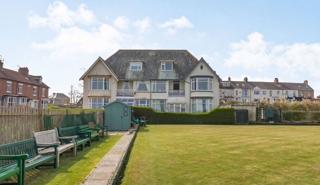 BEACHSIDE APARTMENT, pet friendly in Hornsea