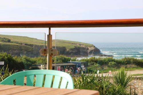 Beachside apartment, sea views