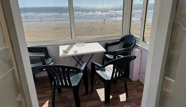 Beachside Apartment with Stunning Sea Views (only a few steps from the beach!)