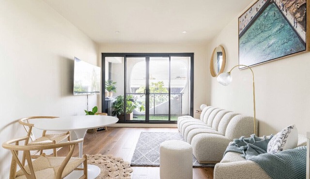 Beachside apartment with free parking