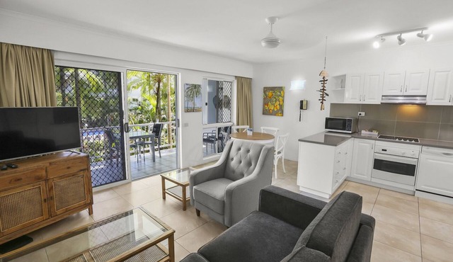 Beachside Apartment With Pool And Garden View!