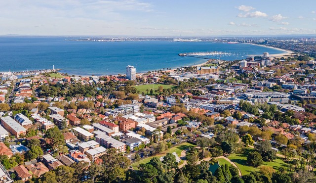Beachside apartment with balcony and garden