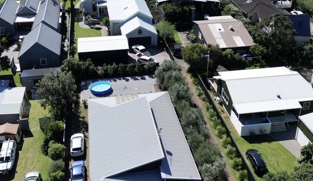 Beachside Bach, Fully renovated ,One Back from the Beach