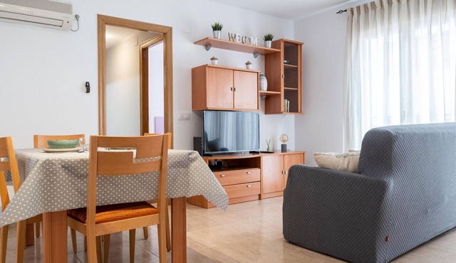 Beachside Bliss: Cozy 2BR Apartment, 80m from Sand, WiFi, AC/Heating