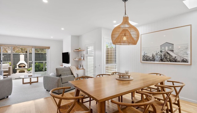 Beachside Bliss: 4 BR, 2.5 BA House in Torquay, Sleeps 10