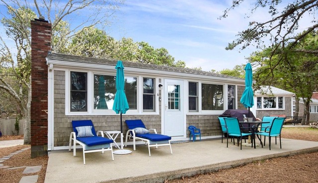 Beachside Bliss – Beautiful Cottage Steps from the Sea 🏖