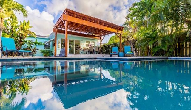 Beachside Bliss Lush Private Pool, BBQ, King Bed