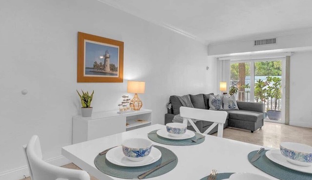 Beachside Bliss: One-Bedroom perfect vacation parking included