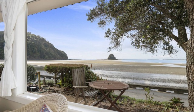 Beachside Bliss – Waiwera Beachfront Holiday Home