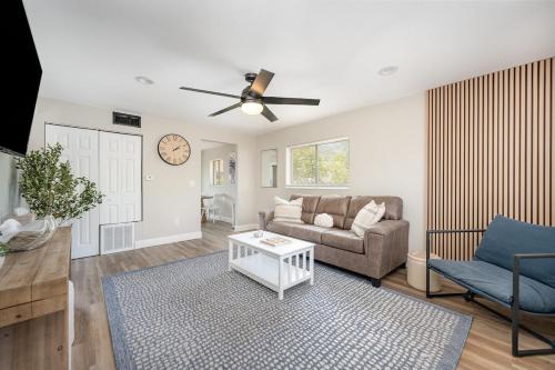 Beachside Bungalow- 2 minutes from the beach!