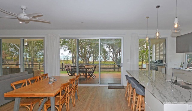 Beachside - Burrum Heads- Beachfront - 3BR- WIFI